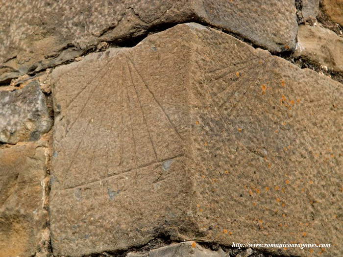 RELOJ DE SOL: SILLAR EN LA ESQUINA DE LA TORRE